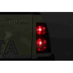 Toyota Hilux na akumulator dla dzieci Biały Pickup + Napęd 4x4 + Pilot + 2 bagażniki